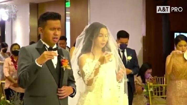 Joshua Suherman dan Clairine Clay resmi menikah. (YouTube/Jojo and Clay)