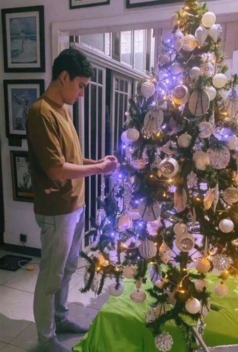 Potret Artis Menghias Pohon Natal (Instagram/@nadinelist)