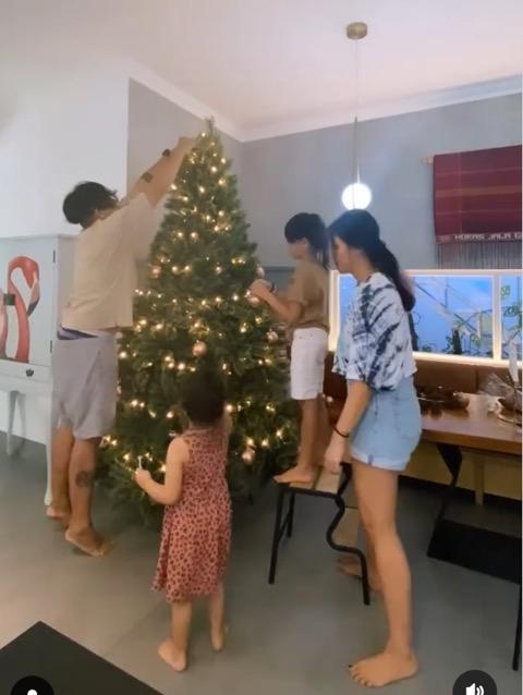 Potret Artis Menghias Pohon Natal (Instagram/@mrssharena)