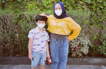 Mbak Lala Pakai Sepatu Kembar dengan Rafathar, Harganya Gak Kaleng-Kaleng