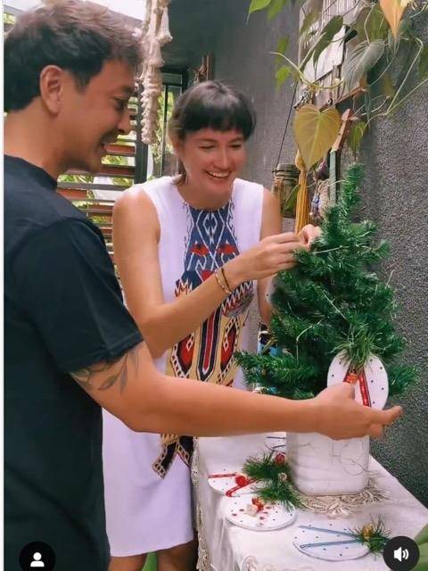 Potret Artis Menghias Pohon Natal (Instagram/@nadinelist)