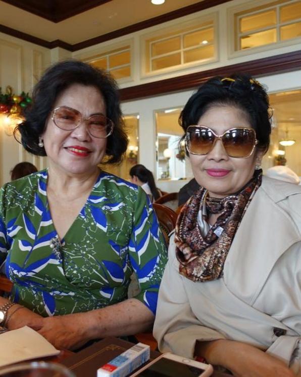 Ibu mertua dan ibu Sandra Dewi. (Instagram/@sandradewi88)