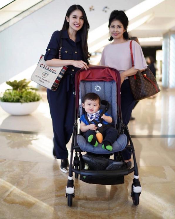 Sandra Dewi dan ibunya, Catharina Erliani. (Instagram/@catharinaerliani)