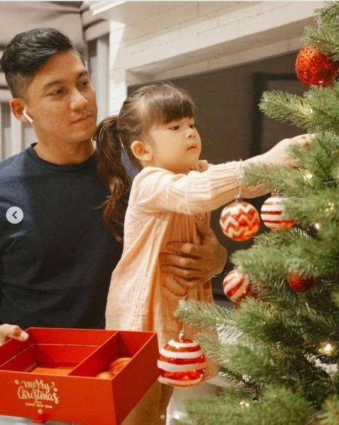 Potret Artis Menghias Pohon Natal (Instagram/@samuel_zylgwyn)