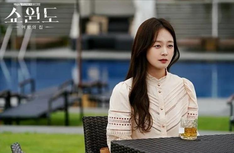 Pesona Jeon So Min di Drama Show Window: The Queen's House (Hancinema)