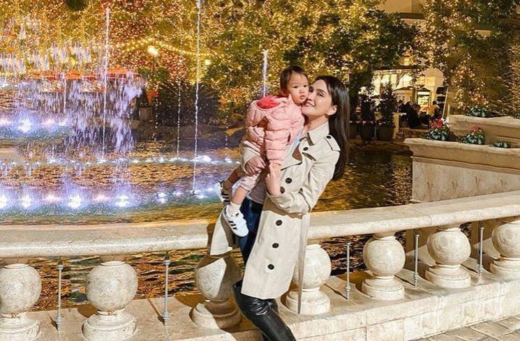 Artis Rayakan Natal di Luar Negeri. (Instagram/@shandyaulia)