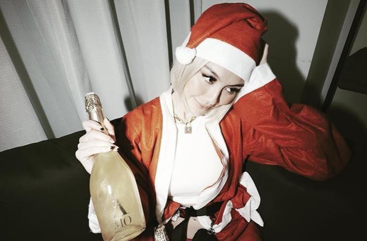 Artis Rayakan Natal di Luar Negeri. (Instagram/@agnezmo)
