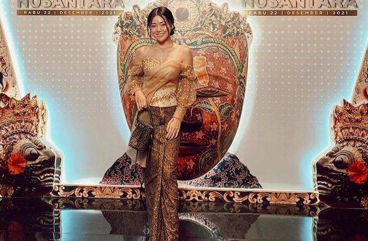 Gaya Wendy Walters Pakai Kebaya. (Instagram/@wendywalters) 