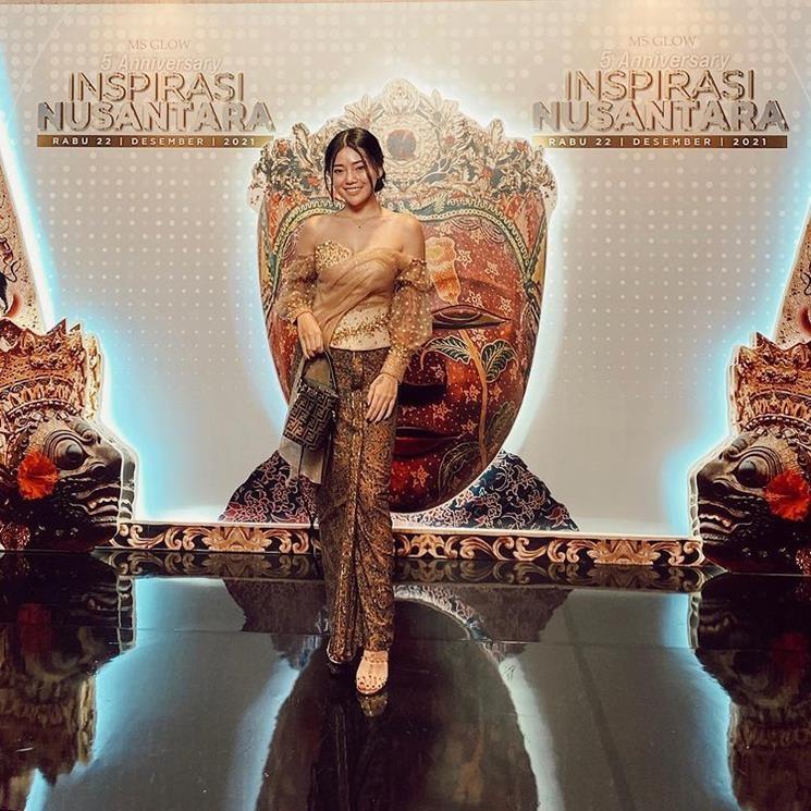 Gaya Wendy Walters Pakai Kebaya. (Instagram/@wendywalters) 