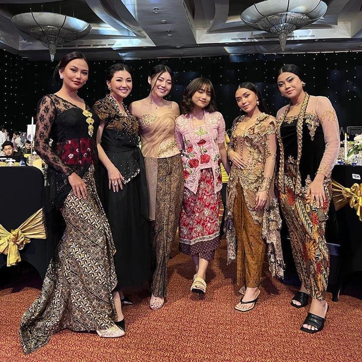 Gaya Wendy Walters Pakai Kebaya. (Instagram/@wendywalters) 