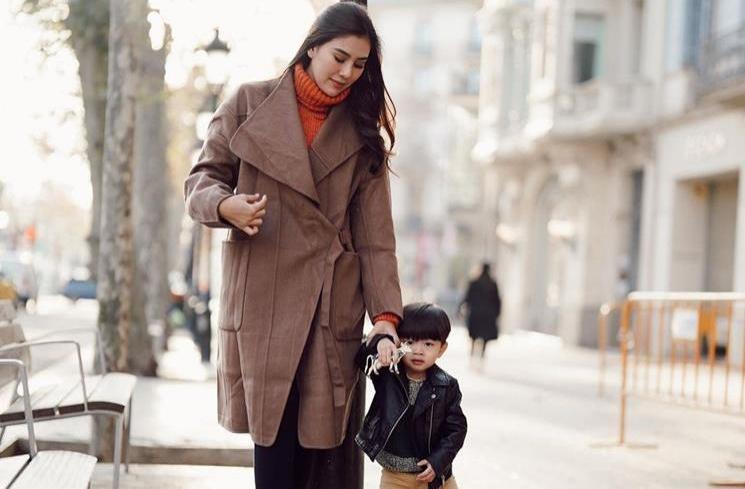 Potret gemas anak kembar Syahnaz Sadiqah liburan di Spanyol. (Instagram/@syahnazs)