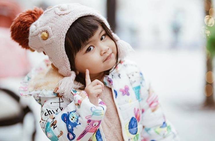 Potret gemas anak kembar Syahnaz Sadiqah liburan di Spanyol. (Instagram/@syahnazs)