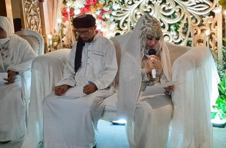 Roro Fitria dan calon suaminya, Andre Irawan [Matamata.com/Ismail]