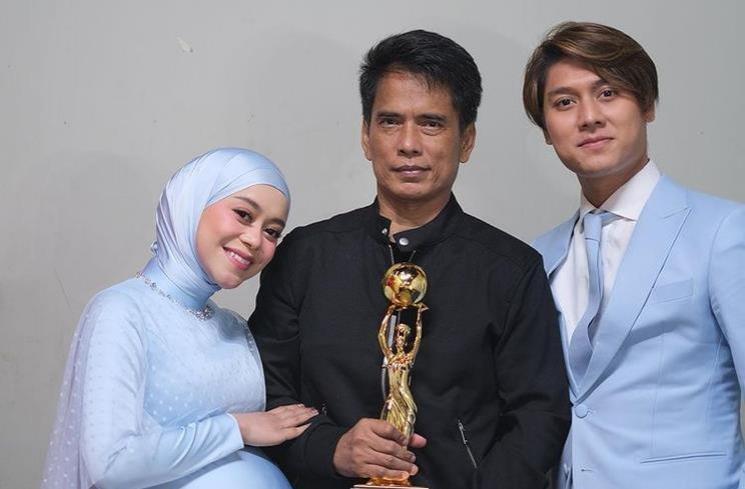 Lesti Kejora, Rizky Billar, dan ayah Lesti (tengah). (Instagram/@lestykejora)