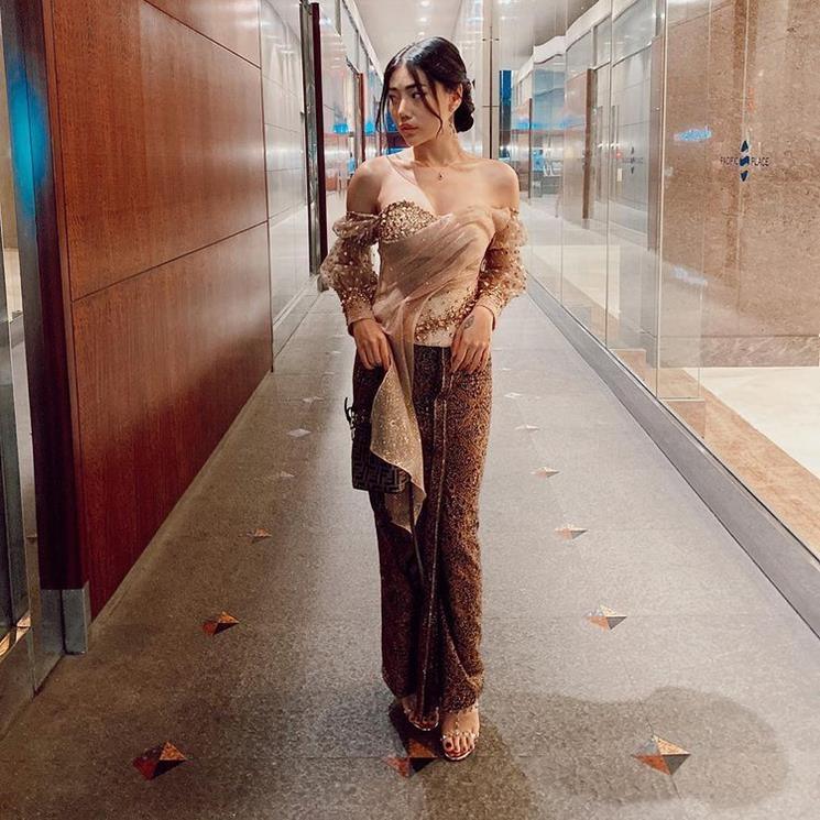 Gaya Wendy Walters Pakai Kebaya. (Instagram/@wendywalters) 