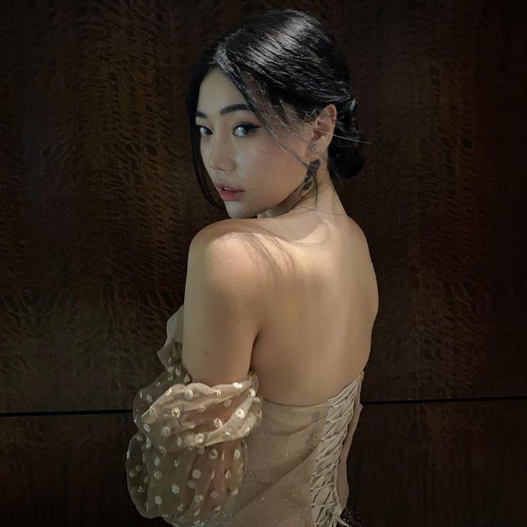 Gaya Wendy Walters Pakai Kebaya. (Instagram/@wendywalters) 