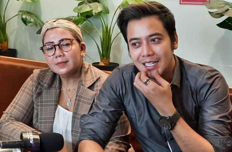 Kriss Hatta dan Ibunya. (Matamata.com/Ismail)