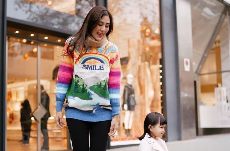 Potret gemas anak kembar Syahnaz Sadiqah liburan di Spanyol. (Instagram/@syahnazs)