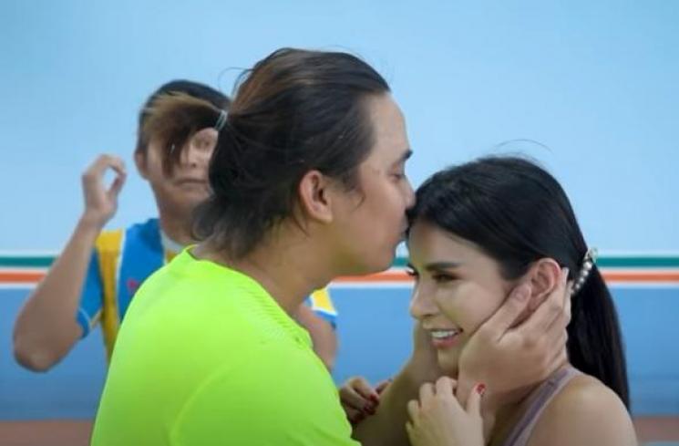 Kedekatan Billy Syahputra dan Maria Vania. (YouTube/Billy Syahputra)