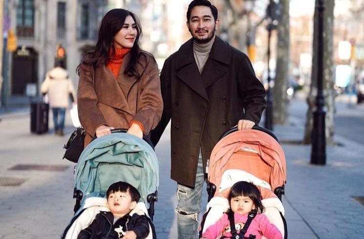 Potret gemas anak kembar Syahnaz Sadiqah liburan di Spanyol. (Instagram/@syahnazs)