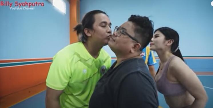 Kedekatan Billy Syahputra dan Maria Vania. (YouTube/Billy Syahputra)