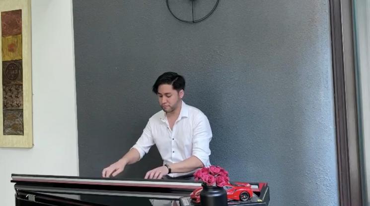 Kevin Aprilio tampil manglingi dengan gaya rambut barunya. (Instagram/kevinaprilio)