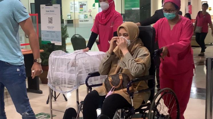 Fairuz A Rafiq bersama suami dan anaknya usai pulang dari RS pasca melahirkan [MataMata.com/Yuliani]