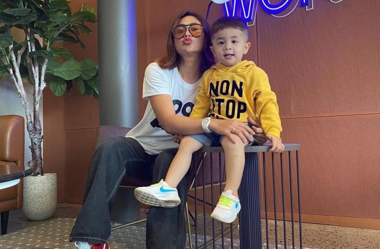 Potret Selvi Kitty Momong Anak Pertama (Instagram/@selvikitty)
