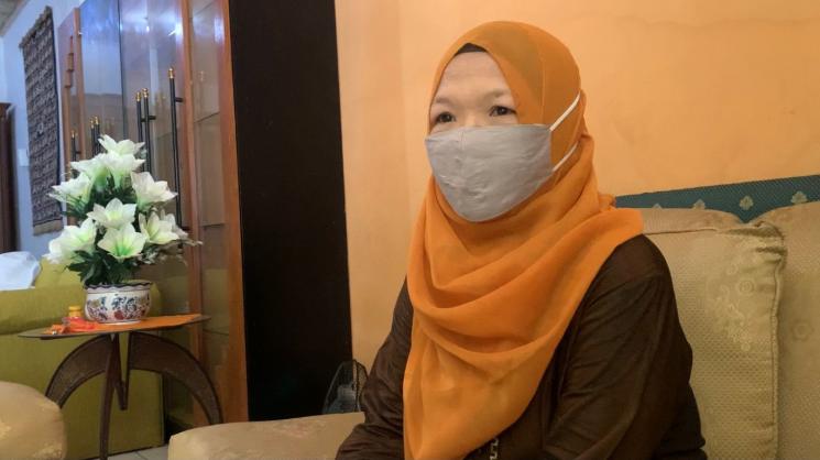 Istri Jimmy Gideon, Ana Nurhasanah di rumah duka di kawasan Bencongan Indah, Karawaci (27/12/2021). (MataMata.com/Adiyoga Priyambodo)