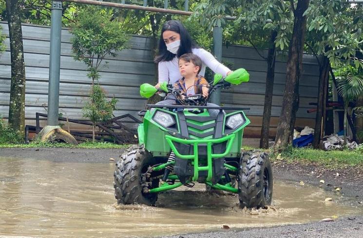 Potret Selvi Kitty Momong Anak Pertama (Instagram/@selvikitty)