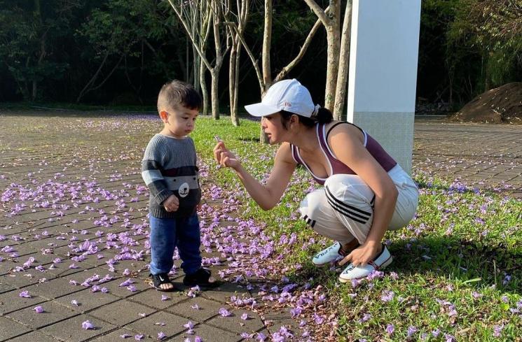 Potret Selvi Kitty Momong Anak Pertama (Instagram/@selvikitty)