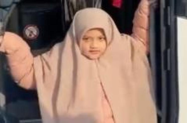 Potret Arsy Hermansyah Berhijab saat Liburan. (Instagram/queenarsy)