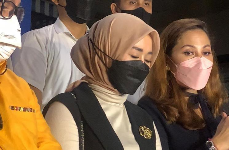 Emma Waroka (kanan) dan Marissya Icha, usai melaporkan Tiara Marleen dengan tuduhan fitnah, pencemaran nama baik, dan penyebaran berita bohong di Polda Metro Jaya, Selasa (28/12/2021). (MataMata.com/Adiyoga Priyambodo)