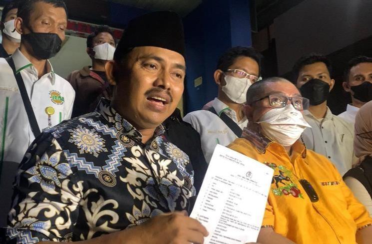 Muhammad Rofi'i Muchlis, lelaki asal Kediri, Jawa Timur melaporkan Doddy Sudrajat ke Polda Metro Jaya, Selasa (28/12/2021) karena berniat memindahkan makam Vanessa Angel. (MataMata.com/Adiyoga Priyambodo)