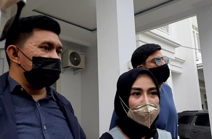 Medina Zein survei rumah untuk Gala Sky. (MataMata.com/Yuliani)