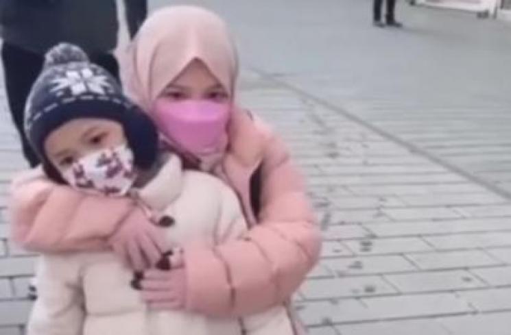 Potret Arsy Hermansyah Berhijab saat Liburan. (Instagram/queenarsy)