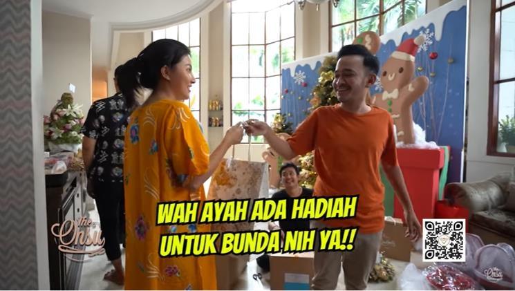 Sarwendah dapat kado bando branded dari Ruben Onsu. (YouTube/The Onsu Family)
