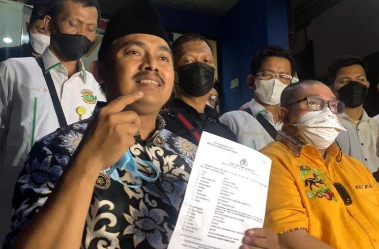 Muhammad Rofi'i Muchlis, lelaki asal Kediri, Jawa Timur melaporkan Doddy Sudrajat ke Polda Metro Jaya, Selasa (28/12/2021) karena berniat memindahkan makam Vanessa Angel. (MataMata.com/Adiyoga Priyambodo)