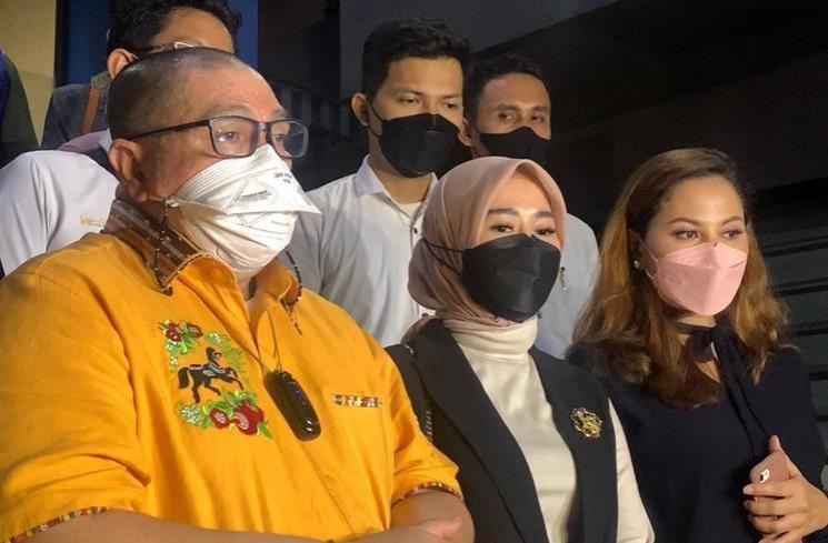 Emma Waroka (kanan) dan Marissya Icha, usai melaporkan Tiara Marleen dengan tuduhan fitnah, pencemaran nama baik, dan penyebaran berita bohong di Polda Metro Jaya, Selasa (28/12/2021). (MataMata.com/Adiyoga Priyambodo)