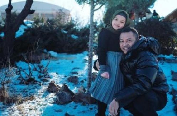 Potret Arsy Hermansyah Berhijab saat Liburan. (Instagram/ananghijau)