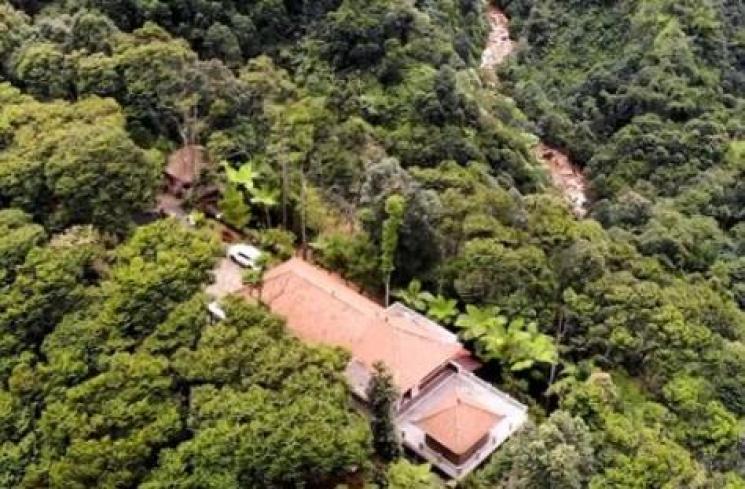 Vila Camelia Malik berada di bawah kaki gunung salak