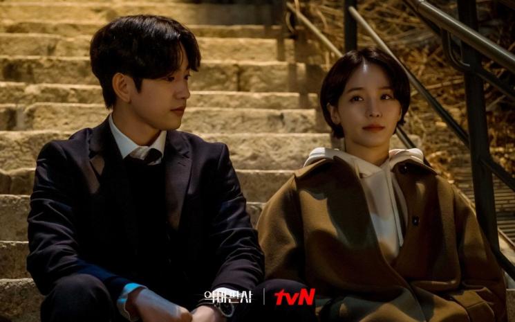 Kim Ga On dan Yoon Soo Hyun (The Devil Judge)
