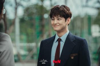 9 Pesona Kim Bum di Ghost Doctor, Senyumnya Bikin Meleleh!