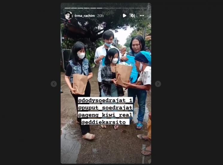 Mayang dan Chika melakukan aksi sosial bagi donasi dan beras. (Instagram/irma_rachim)