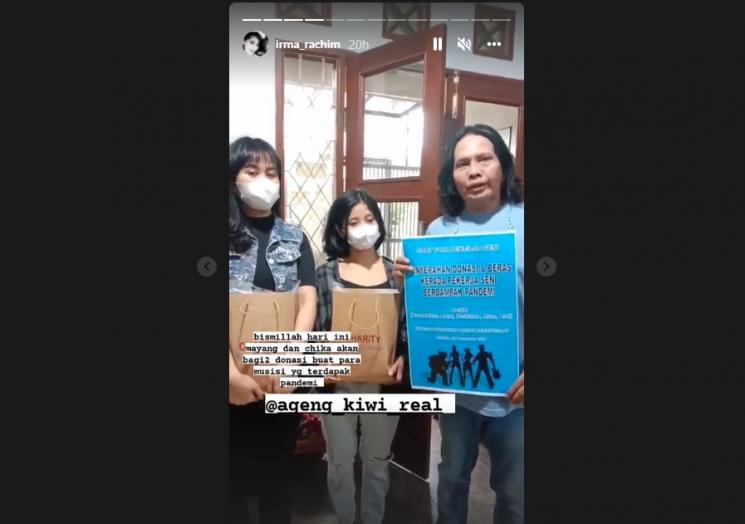 Mayang dan Chika melakukan aksi sosial bagi donasi dan beras. (Instagram/irma_rachim)