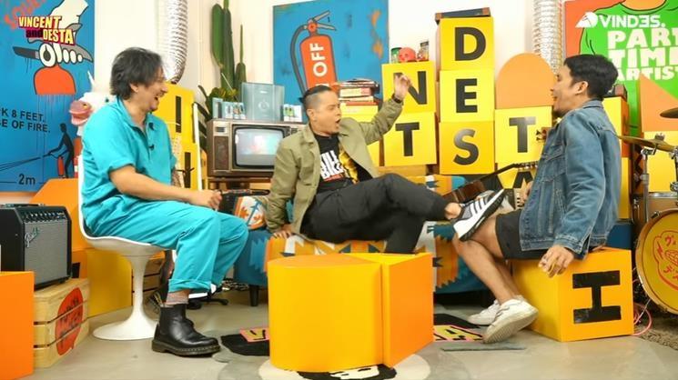 Ernest Prakasa di kanal YouTube Vincent Rompies dan Desta. (YouTube/VINDES)
