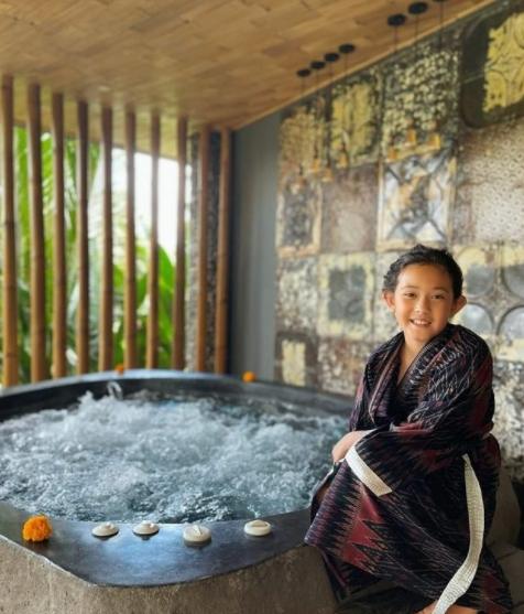 Pesona Anak Nafa Urbach yang Beranjak Remaja. (Instagram/nafaurbach)