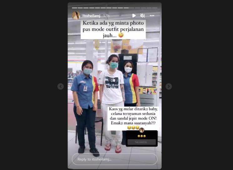 Sheila Marcia tampil natural saat diajak foto bareng penggemar. (Instagram/itssheilamj)