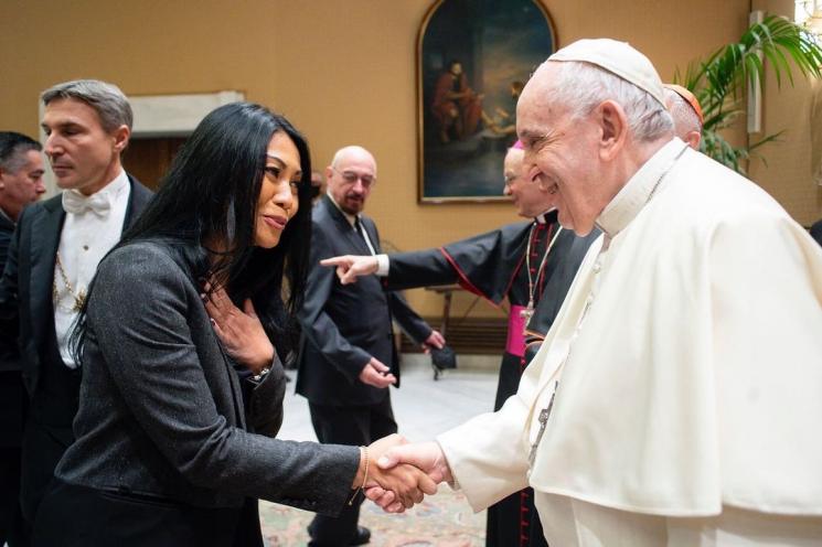 Anggun C Sasmi bertemu Paus Fransiskus. (Instagram/anggun_cipta)