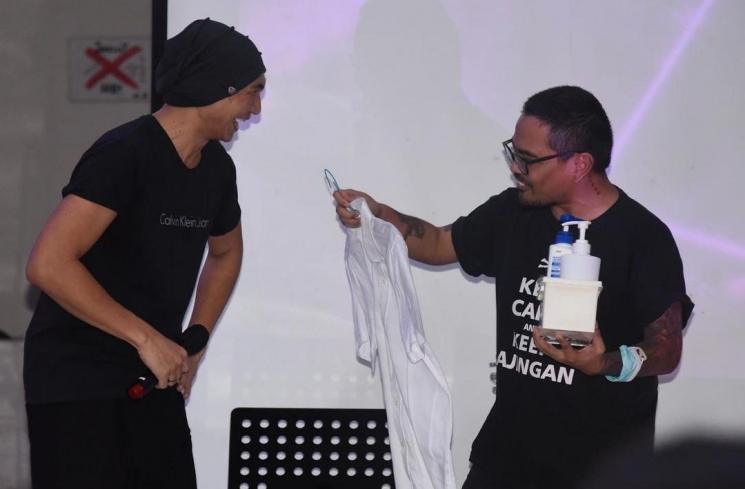 Anji memperlihatkan potretnya bersama Coki Pardede di tempat rehabilitasi. (Instagram/duniamanji)